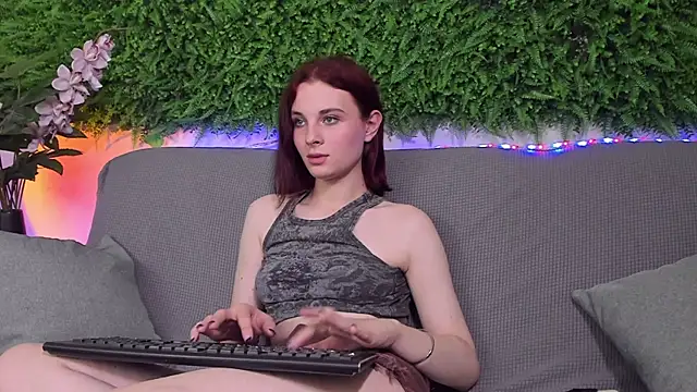 Snapshot of AprilAvery chatting on February 21, 2025, 10:04 pm AprilAvery online show from February 21, 2025, 10:04 pm