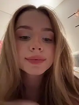 SIlviaBeyt online show from April 15, 2026, 8:42 pm