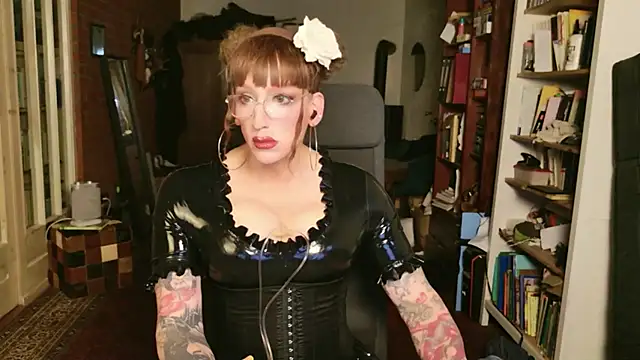 Snapshot of MaxiEmily chatting on November 8, 2025, 11:19 pm MaxiEmily online show from November 8, 2025, 11:19 pm