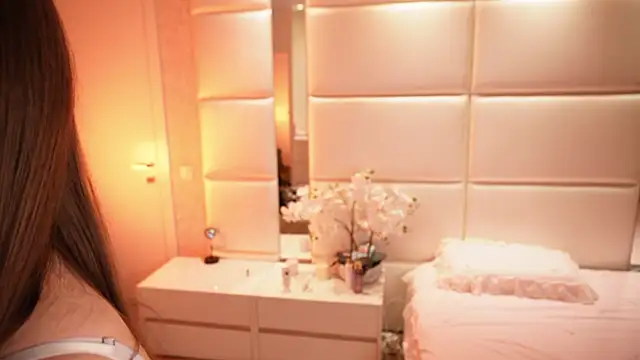 Lilly Colins online show from October 4, 2025, 8:21 pm