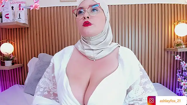 ashleyfox 01 online show from February 20, 2025, 1:40 pm