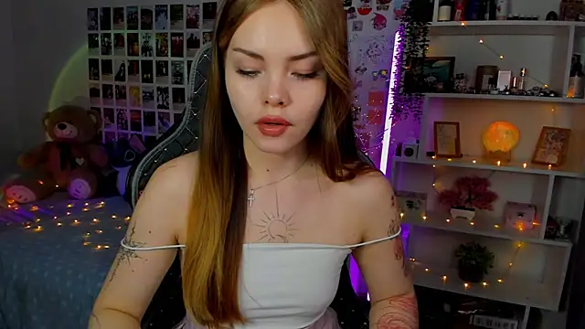 AkiraKatsu online show from September 29, 2025, 12:22 pm