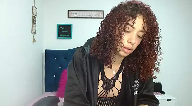 Snapshot of Perla_web09 chatting on December 3, 2024, 7:06 pm Perla web09 online show from December 3, 2024, 7:06 pm