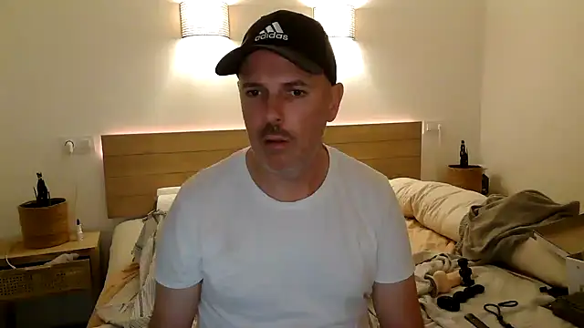 Snapshot of Francesco-ES chatting on December 6, 2024, 8:23 pm Francesco-ES online show from December 6, 2024, 8:23 pm