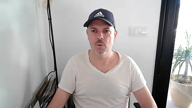 Snapshot of Francesco-ES chatting on December 7, 2024, 8:16 am Francesco-ES online show from December 7, 2024, 8:16 am