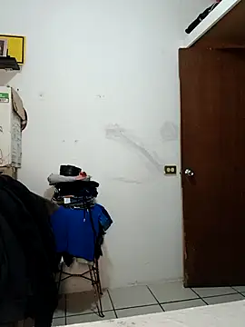 jhonyhot9292 online show from February 23, 2026, 10:43 pm