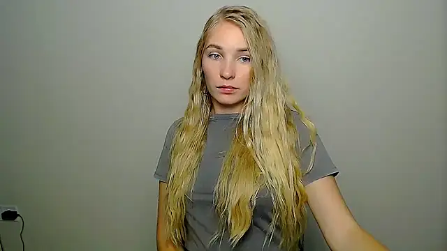 Snapshot of Queen_ofLove chatting on October 7, 2025, 10:55 pm Queen ofLove online show from October 7, 2025, 10:55 pm