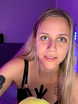 Snapshot of lunawolf21 chatting on September 23, 2025, 6:42 am lunawolf21 online show from September 23, 2025, 6:42 am