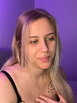 lunawolf21 online show from February 4, 2026, 7:25 am