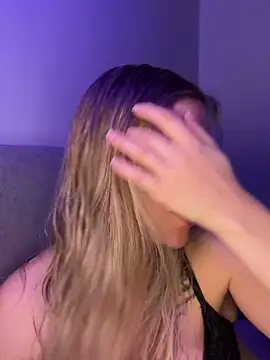 lunawolf21 online show from February 2, 2026, 7:57 pm