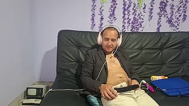 yazforeSolo online show from November 17, 2025, 4:11 pm