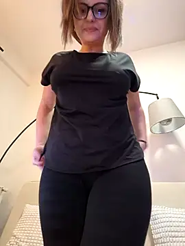 Snapshot of Eelleen chatting on February 9, 2026, 2:26 pm Eelleen online show from February 9, 2026, 2:26 pm