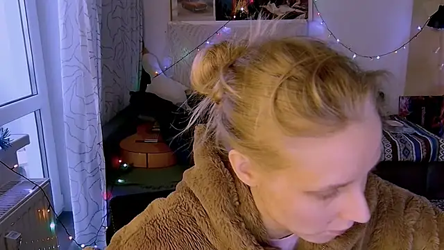 KatiKate online show from February 3, 2025, 1:51 pm