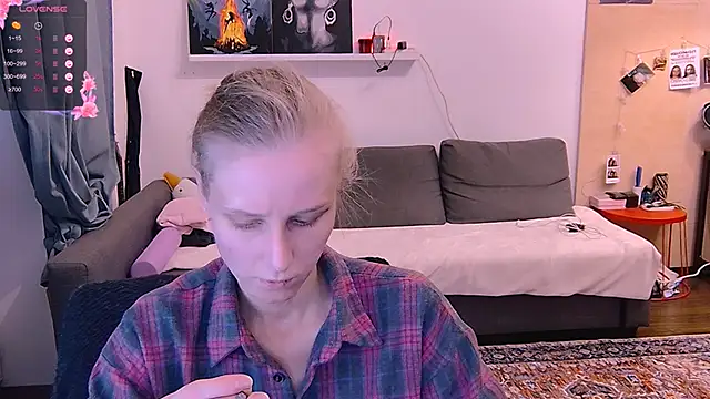 KatiKate online show from October 5, 2025, 6:09 pm