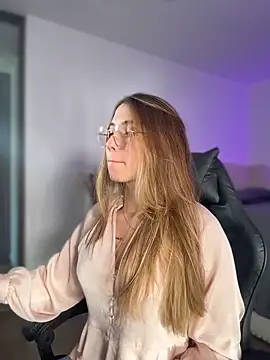 Snapshot of SophieRaily_ chatting on February 10, 2026, 8:41 pm SophieRaily online show from February 10, 2026, 8:41 pm