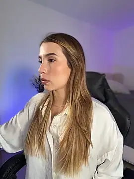 Snapshot of SophieRaily_ chatting on March 2, 2026, 10:06 pm SophieRaily online show from March 2, 2026, 10:06 pm