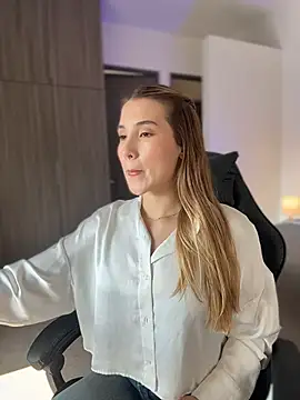 Snapshot of SophieRaily_ chatting on January 16, 2026, 5:06 pm SophieRaily online show from January 16, 2026, 5:06 pm