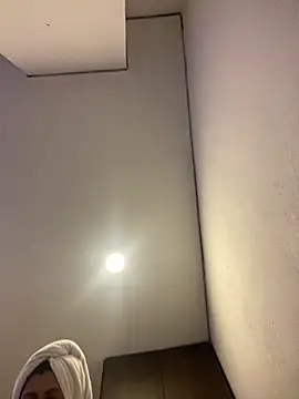 girl anni online show from October 28, 2025, 5:45 pm