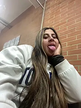 girl anni online show from September 22, 2025, 11:44 pm