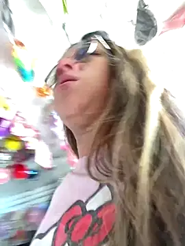 girl anni online show from October 16, 2025, 4:04 pm