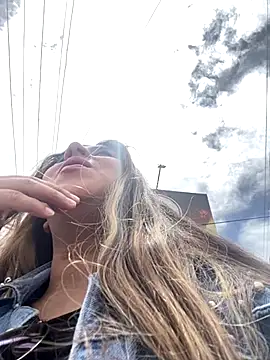 girl anni online show from October 8, 2025, 5:24 pm