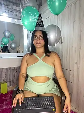 Snapshot of Violetrousse chatting on February 18, 2026, 11:01 pm Violetrousse online show from February 18, 2026, 11:01 pm