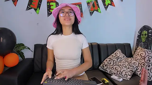 Mia petite01 online show from October 9, 2025, 11:38 pm