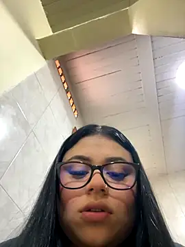 alissonfernandez  online show from September 22, 2025, 1:50 pm