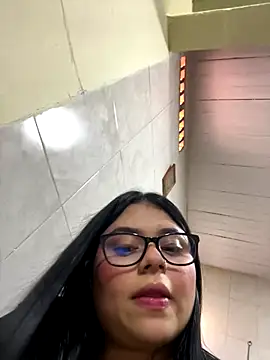 alissonfernandez  online show from October 3, 2025, 1:01 pm