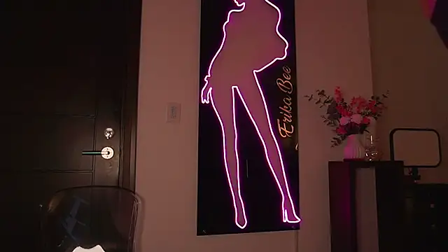 Snapshot of LunaMystyque chatting on October 4, 2025, 8:10 pm LunaMystyque online show from October 4, 2025, 8:10 pm