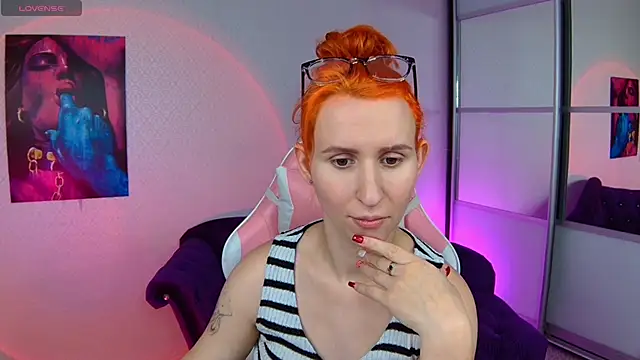 AliceBYKiss online show from February 2, 2025, 4:11 pm