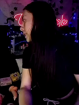 -Lola Bunny online show from March 19, 2025, 10:20 pm