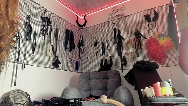 Snapshot of Evil_sammy chatting on February 6, 2026, 10:06 pm Evil sammy online show from February 6, 2026, 10:06 pm