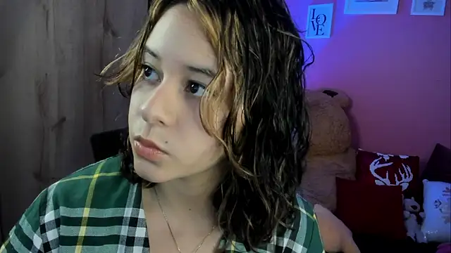 agnes 213 online show from February 18, 2026, 2:02 pm