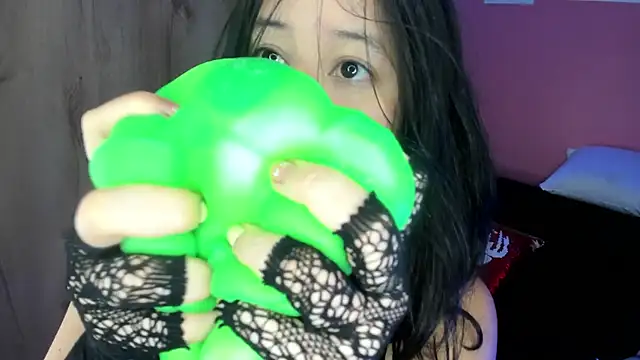 agnes 213 online show from November 21, 2025, 1:43 pm