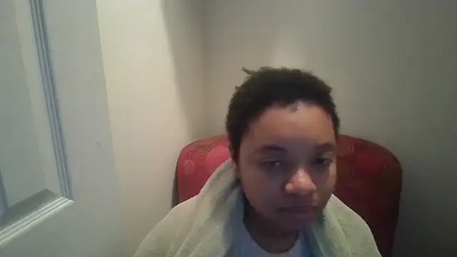 Snapshot of Makemymoney27 chatting on December 23, 2024, 1:29 am Makemymoney27 online show from December 23, 2024, 1:29 am