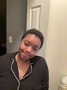 Snapshot of Makemymoney27 chatting on January 21, 2025, 6:22 am Makemymoney27 online show from January 21, 2025, 6:22 am