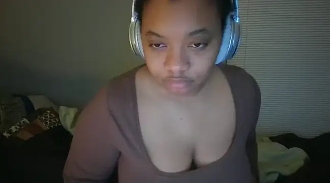 Snapshot of Makemymoney27 chatting on December 18, 2024, 6:10 am Makemymoney27 online show from December 18, 2024, 6:10 am