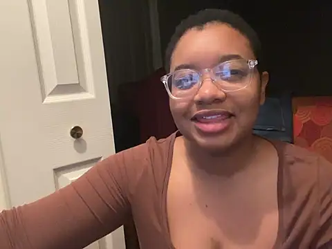 Snapshot of Makemymoney27 chatting on March 21, 2025, 4:28 am Makemymoney27 online show from March 21, 2025, 4:28 am