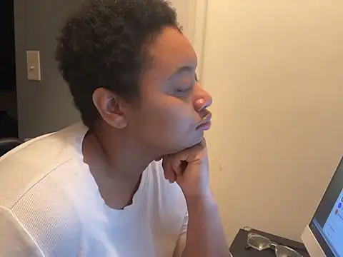 Snapshot of Makemymoney27 chatting on February 13, 2025, 4:32 am Makemymoney27 online show from February 13, 2025, 4:32 am