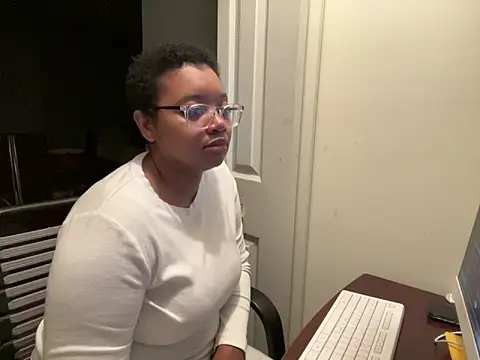 Snapshot of Makemymoney27 chatting on February 12, 2025, 2:14 am Makemymoney27 online show from February 12, 2025, 2:14 am