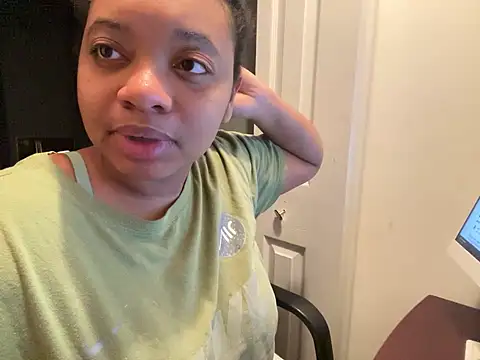 Snapshot of Makemymoney27 chatting on January 5, 2025, 11:33 pm Makemymoney27 online show from January 5, 2025, 11:33 pm