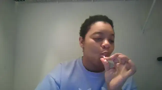 Snapshot of Makemymoney27 chatting on December 19, 2024, 5:40 am Makemymoney27 online show from December 19, 2024, 5:40 am