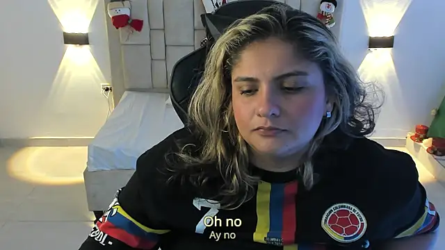 Snapshot of Sienna_Jones chatting on December 18, 2024, 11:51 pm Sienna Jones online show from December 18, 2024, 11:51 pm