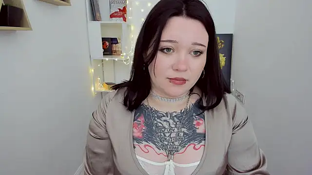 MoonLghte online show from February 18, 2025, 1:33 pm