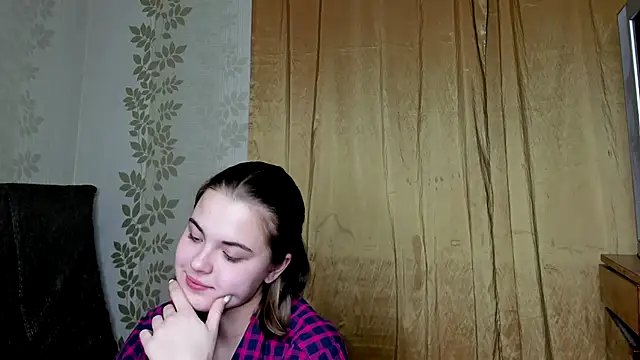 Snapshot of holly_mila chatting on December 20, 2024, 7:50 pm holly mila online show from December 20, 2024, 7:50 pm