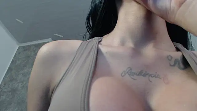 Snapshot of Tiffanny chatting on October 15, 2025, 2:43 am Tiffanny online show from October 15, 2025, 2:43 am