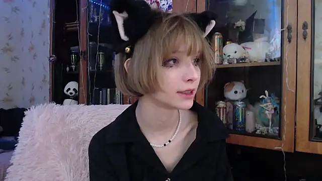 Snapshot of cloudgirrl chatting on February 21, 2025, 11:32 pm cloudgirrl online show from February 21, 2025, 11:32 pm