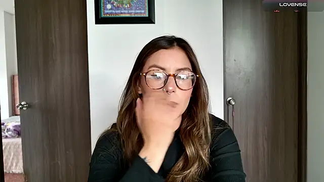 Snapshot of Emmy_petit chatting on November 19, 2025, 7:36 pm Emmy petit online show from November 19, 2025, 7:36 pm