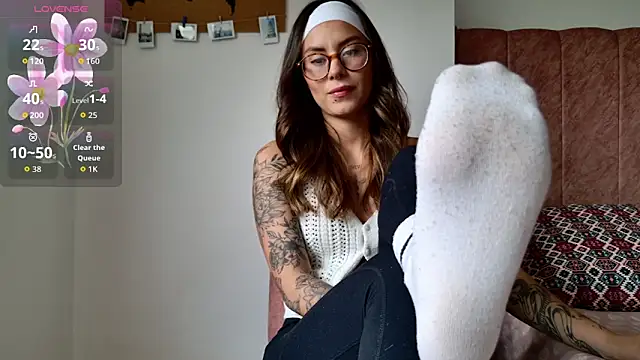 Snapshot of Emmy_petit chatting on February 7, 2026, 6:05 pm Emmy petit online show from February 7, 2026, 6:05 pm